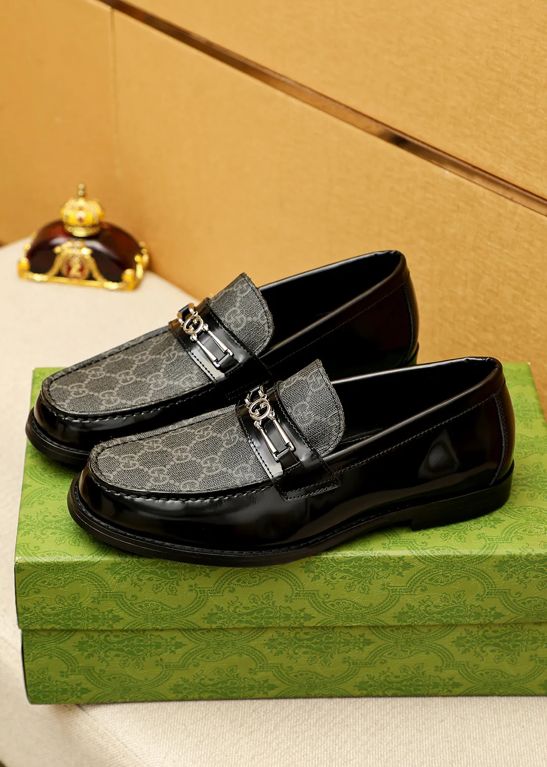 Men's shoes 💰480 💐 Product trademark: GUCCI "Gucci" casual leather shoes Regular size: 38-44 (45.46🉑️customized) Product materials: Selected imported first-layer calfskin embossed upper + luxury hardware buckle, imported water-dyed cowhide leather lining. Strong three-dimensional visual effect, original outsole color: 2 colors available